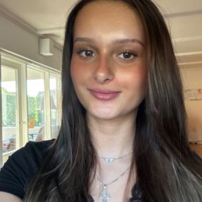 Julie Jessica, Babysitter i Nykøbing Falster