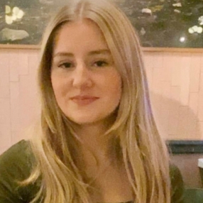 Alberte Dam, Babysitter i Smørumnedre
