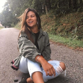 Nuria, Niñera o canguro en Villava