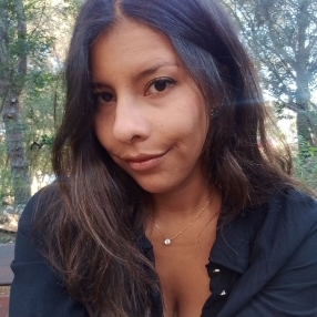 Azucena carolina, Niñera o canguro en El Arenal