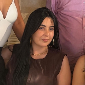 Sara, Babysitter in Verín