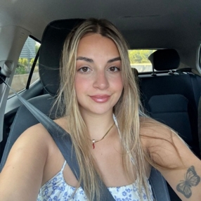 Victoria, Babysitter in Calella