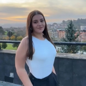 Ariana, Niñera o canguro en Cacabelos