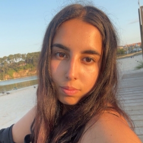 Ilenia, Babysitter in O Carballiño