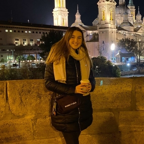 Ana, Niñera o canguro en Cortes
