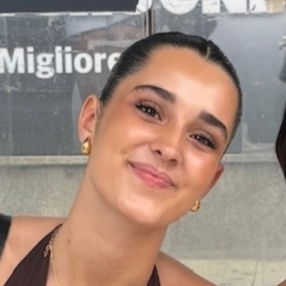 Rebeca, Babysitter in Brunete
