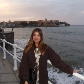 Mireya, Babysitter in Lugones