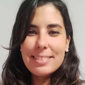 María Victoria, Babysitter in Llanera
