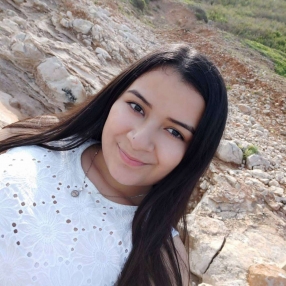 Génesis, Niñera o canguro en Jávea