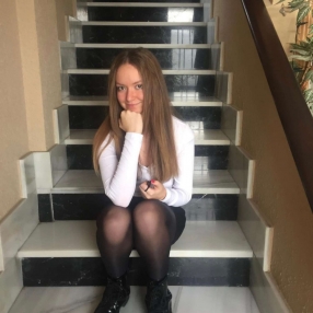 Ana, Babysitter in Rois