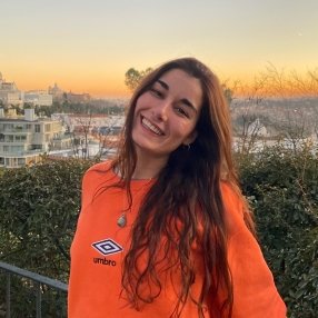 Júlia, Niñera o canguro en Girona