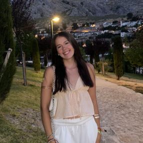 Olivia, Niñera o canguro en Maracena