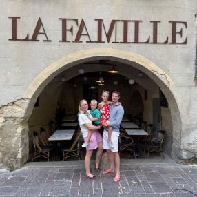 Virginie, Familia en L'Escala