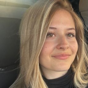 Naomi, Niñera o canguro en Peligros