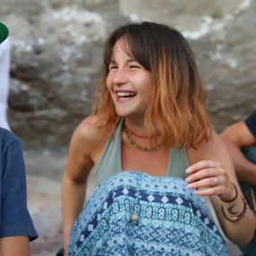 Alice, Niñera o canguro en La Oliva