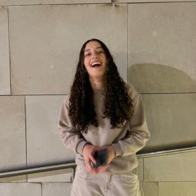 Sara, Niñera o canguro en Maliaño