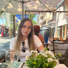 Aroa, Babysitter in Alcañiz