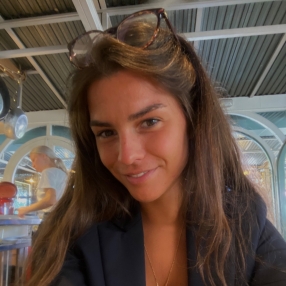 Alejsndra, Babysitter in L'Escala