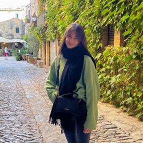 Andrea, Babysitter in Vallromanes
