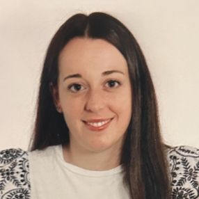 LAURA, Babysitter in Baracaldo