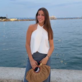 Júlia, Niñera o canguro en Sentmenat