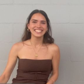 Abril, Babysitter in Palau-solità i Plegamans
