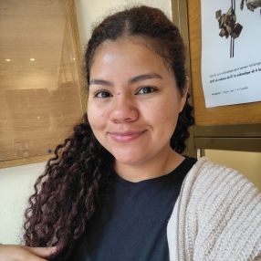 Ambar, Niñera o canguro en León
