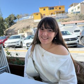 Nayra, Babysitter in El Rosario