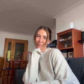 Lourdes, Babysitter in Llucmajor