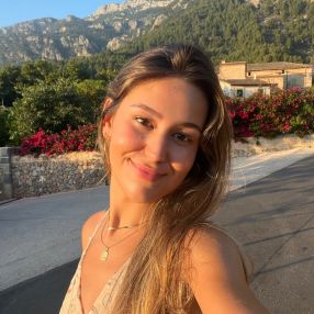 Victoria, Niñera o canguro en Sóller
