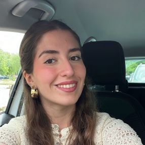 Adriana, Niñera o canguro en Alcalá del Río