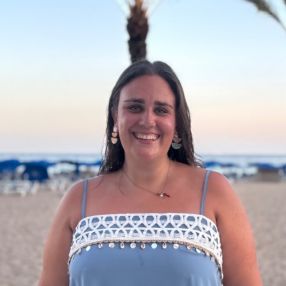 Joana, Niñera o canguro en Guernica y Luno