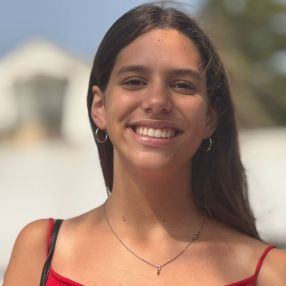 Julieta, Niñera o canguro en Teguise