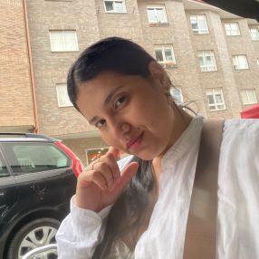 Larissa Lorena, Babysitter in Ordes