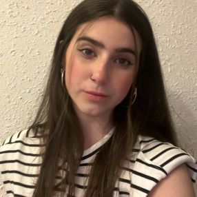 Leire, Babysitter in Ermua