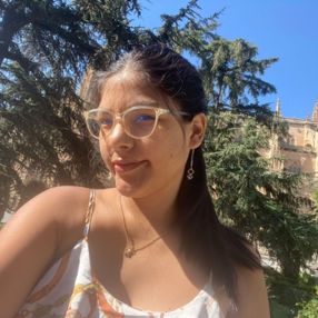 Nicole Stacy, Niñera o canguro en Salamanca