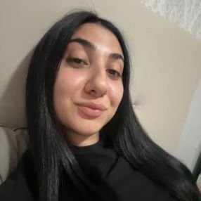 Alisia, Niñera o canguro en El Molar