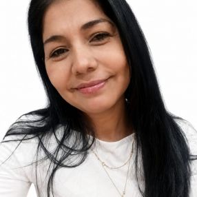 Yennis, Niñera o canguro en Ajalvir