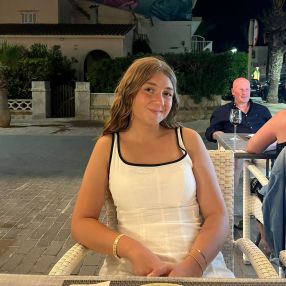 Nora, Niñera o canguro en Fuenterrabía