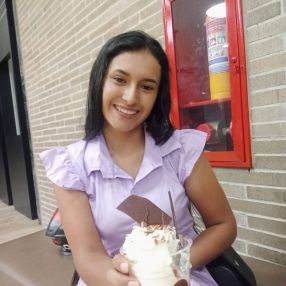 Nury, Niñera o canguro en Lalín