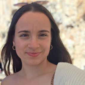 Antonia Maria, Niñera o canguro en Las Salinas