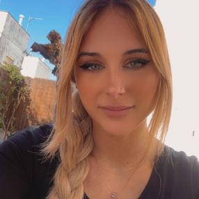 Júlia, Babysitter in Palau-solità i Plegamans