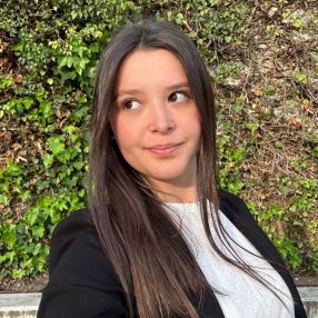 Julia, Niñera o canguro en Alcarràs