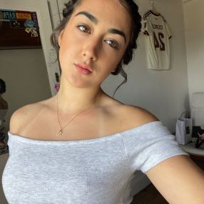 Mia, Babysitter in Nigrán