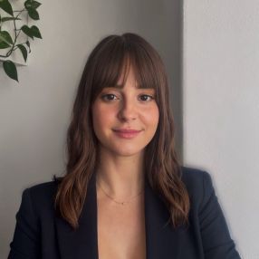 Alba, Niñera o canguro en Alacuás