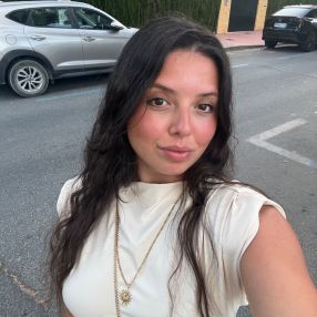 Lourdes, Babysitter in Lora del Río
