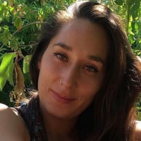 Magdalena, Niñera o canguro en Llodio