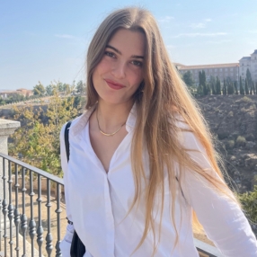 Emma, Niñera o canguro en Lardero