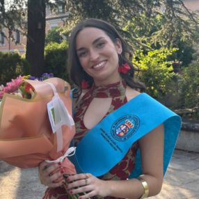 Mónica, Niñera o canguro en Mora