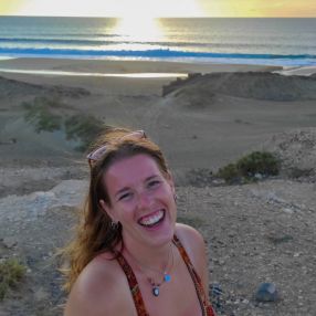 Giulia, Niñera o canguro en La Oliva
